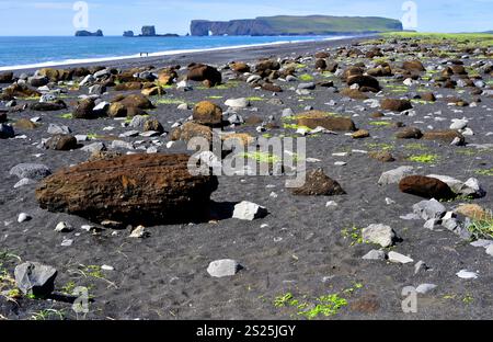 Reynisfjara (schwarzer Strand) mit Dirholaey Halbinsel unten. Vik i Myrdal, Island. Stockfoto