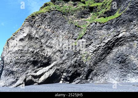 Reynisfjara (Schwarzer Strand). Kolumnare Basaltbildung. Vik i Myrdal, Island. Stockfoto