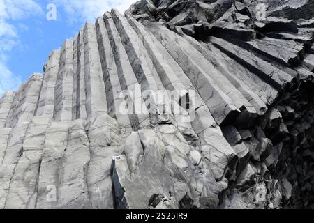 Reynisfjara (Schwarzer Strand). Kolumnare Basaltbildung. Vik i Myrdal, Island. Stockfoto