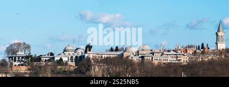 ISTANBUL, TÜRKEI - 11. APRIL 2011: Panorama des beeindruckenden Topkapi-Palastes. Stockfoto