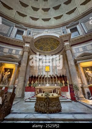 Der Hochaltar in der Vierten Kapelle des Pantheons in Rom, Italien. Im Auftrag von Papst Clemens XI. (1700-1721). Entworfen von Alessandro Specchi. Stockfoto