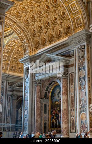 Kassettendecke über dem Verklärungsaltar im Petersdom, Vatikanstadt, Rom, Italien. Stockfoto