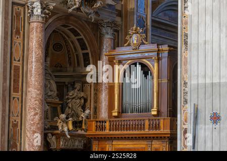 Pfeifenorgel in der Kapelle der Heiligen Michael und Petronilla, Petersdom, Vatikanstadt, Rom, Italien. Stockfoto