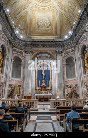 Anbeter in der Kapelle des Allerheiligsten Sakraments in der Basilika St. Paul vor den Mauern, Rom, Italien. Stockfoto