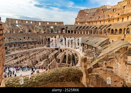 Innenraum des römischen Kolosseums oder des Flavianischen Amphitheaters in Rom, Italien. Die Tunnel unter dem Boden der Arena wurden Hypogäum genannt. Stockfoto