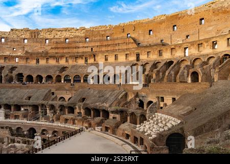 Innenraum des römischen Kolosseums oder des Flavianischen Amphitheaters in Rom, Italien. Die Tunnel unter dem Boden der Arena wurden Hypogäum genannt. Stockfoto