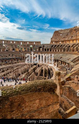 Innenraum des römischen Kolosseums oder des Flavianischen Amphitheaters in Rom, Italien. Die Tunnel unter dem Boden der Arena wurden Hypogäum genannt. Stockfoto