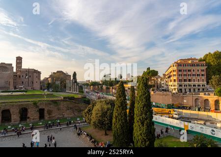 Stadt Rom und der archäologische Park Kolosseum, mit Blick nach Norden vom Kolosseum. Der Venus- und Roma-Tempel und die Basilika Santa Francesca Stockfoto