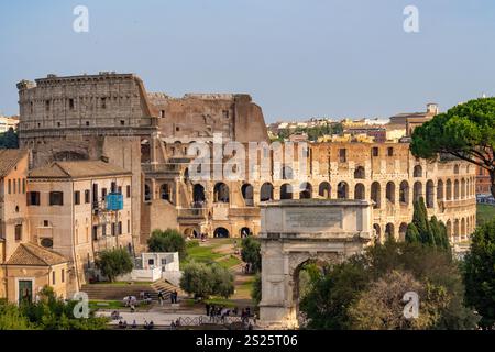 Blick auf das Kolosseum und den Titusbogen vom Palatin in Rom, Italien. Stockfoto