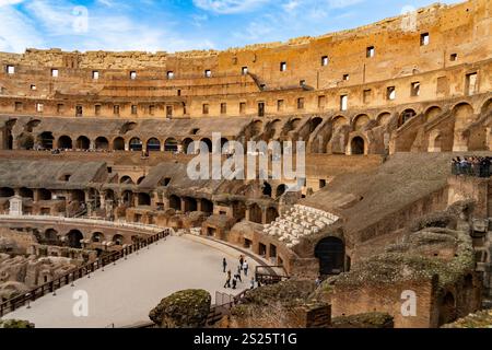 Innenraum des römischen Kolosseums oder des Flavianischen Amphitheaters in Rom, Italien. Die Tunnel unter dem Boden der Arena wurden Hypogäum genannt. Stockfoto