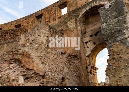 Detail des Mauerwerks im römischen Kolosseum oder Flavian Amphitheater in Rom, Italien. Stockfoto