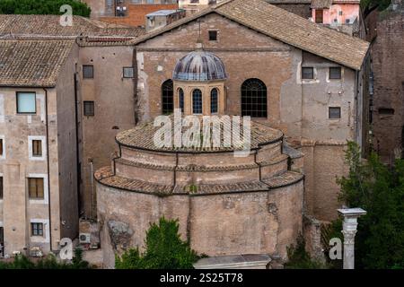 Tempel des Romulus im Forum Romanum im Archäologischen Park des Kolosseums in Rom, Italien. Jetzt die Basilika der Heiligen Cosmas und Damian. Stockfoto