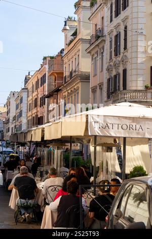 Leute essen in einem Restaurant im Freien auf einer Straße in Rom, Italien. Stockfoto