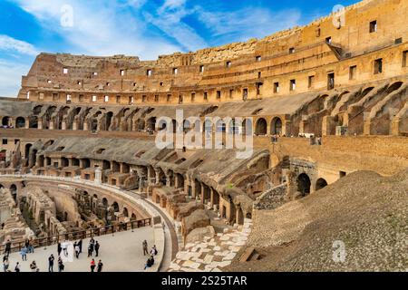 Innenraum des römischen Kolosseums oder des Flavianischen Amphitheaters in Rom, Italien. Die Tunnel unter dem Boden der Arena wurden Hypogäum genannt. Stockfoto