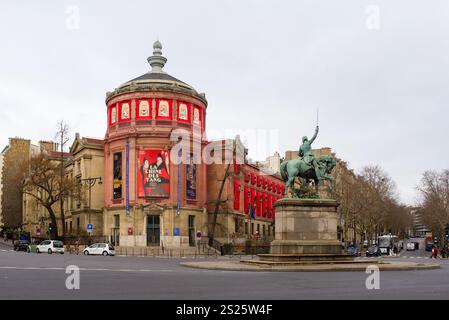 Paris, Frankreich, 12.31.2024. Place d'Iéna mit der Reiterstatue von George Washington und im Hintergrund das Guimet Museum. Stockfoto