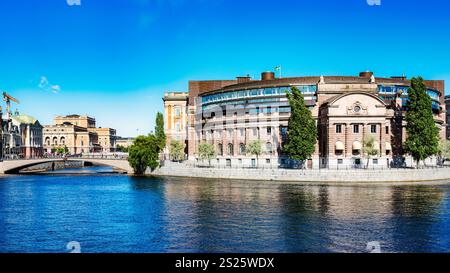 STOCKHOLM, SCHWEDEN - 31. JULI 2022: Blick vom königlichen Palast auf das parlamentsgebäude. Stockfoto