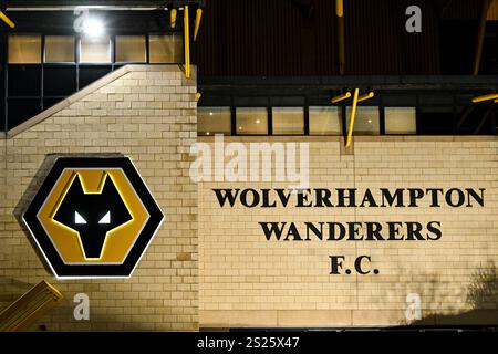 Wolverhampton, Großbritannien. Januar 2025; Molineux Stadium, Wolverhampton, West Midlands, England; Premier League Football, Wolverhampton Wanderers versus Nottingham Forest; Ein allgemeiner Blick auf die Außenwelt des Molineux-Stadions Credit: Action Plus Sports Images/Alamy Live News Stockfoto