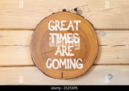 Große Zeiten werden bald Symbol. Concept Words große Zeiten kommen auf einem schönen Holzkreis. Wunderschöner Hintergrund aus Holz. Geschäftliche tolle Zeiten Stockfoto