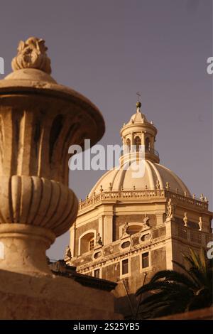 der Dom Sant Agata an der Piazza del Duomo in der alten Stadt von Catania auf Sizilien in Süditalien in Europa. Stockfoto