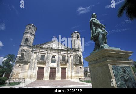 die Catedral mit einem Columbus-Denkmal in der alten Stadt von Cardenas in der Provinz Matanzas auf Kuba in der Karibik. Stockfoto