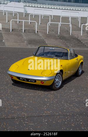 Gelber 1969 Lotus Elan SE S4 klassischer britischer Sportwagen Stockfoto