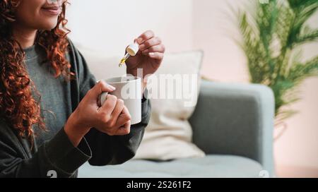 CBD, Vitaminpräparat. Frau Hand nimmt Cannabisöl in Getränk zur Behandlung von Angst und Stress. Alternative Medizin Stockfoto