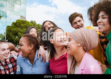 Glückliche Gruppe von Leuten, die Spaß in der Stadt haben. Junge Studenten lieben es, sich gegenseitig zu umarmen. Jugendkultur Stockfoto