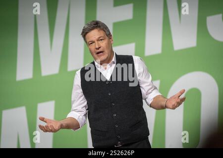 Wahlkampfauftakt Bündnis 90 / die Grünen in Lübeck - Robert Habeck, Bundeswirtschaftsminister und Kanzlerkandidat bei seiner Rede auf der BühneWahlkampfauftakt Bündnis 90 / die Grünen in Lübeck -, Lübeck Schleswig-Holstein Deutschland Musik und Kongresshalle Muk Stockfoto