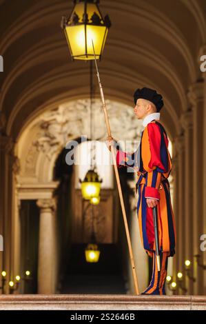 Rom, Lacio, Italien. 16. September 2024: Schweizergarde steht im Vatikan Stockfoto
