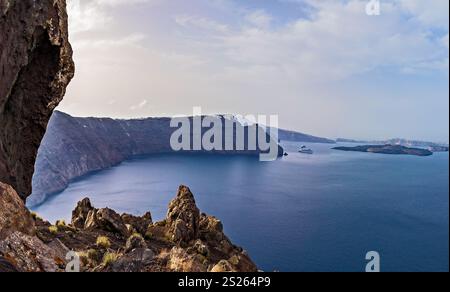 Ein malerischer Blick auf eine Küstenkaldera und umliegende Landschaften, Santorin, Griechenland Stockfoto