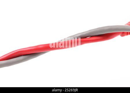 Miteinander verflochtene Drähte auf weißem Hintergrund. Nahaufnahme. Stockfoto