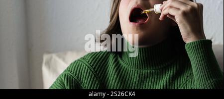 CBD, Vitamine. Frau nimmt Cannabisöl zur Behandlung von Angst und Stress ein. Alternative Medizin Stockfoto