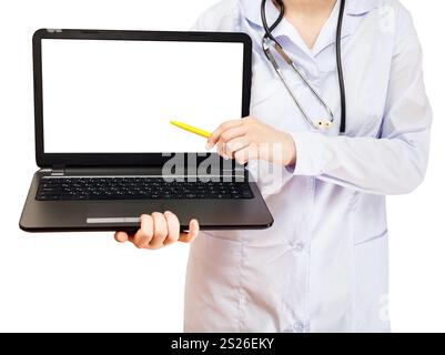 Krankenschwester Punkte auf Computer Laptop mit unbelegten Schirm isoliert auf weißem Hintergrund Stockfoto