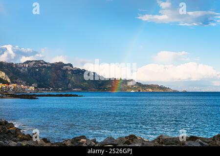 Ansicht der Stadt Giardini Naxos, Taormina Umhang und Regenbogen im Ionischen Meer im Frühling, Sizilien Stockfoto