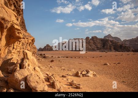Sonnige Landschaft der wunderschönen Wüste in Jordanien. Wadi Rum im Nahen Osten mit Rocky Mountains und Sandstrand während des Tages. Stockfoto