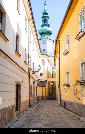 Reisen nach Bratislava-Stadt - schmale Bastova Straße und Michaels Torturm in Bratislava Stockfoto