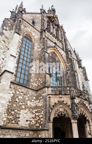 fahren Sie nach Brünn Stadt - Turm der Kathedrale St. Peter und Paul in Brno, Tschechische Stockfoto