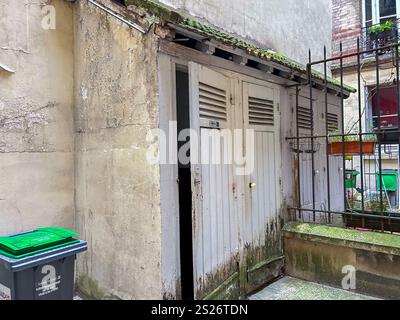 Paris, Frankreich, Old French Outhouse, Vintage, Außentoilette, Apartmentgebäude Stockfoto