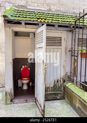 Paris, Frankreich, Old French Outhouse, Vintage, Außentoilette, Apartmentgebäude Stockfoto