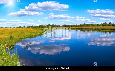 XESummer rauschiger See Panoramablick mit Wolken, Reflexen und Sonnenschein. Stockfoto