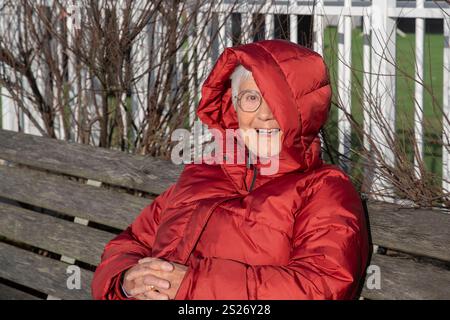 Porträt einer älteren Frau mit Wintermantel Stockfoto