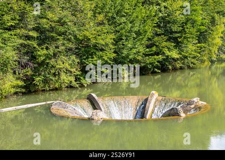 Trichterförmiger Überlauf am Vida-See. Vida-Stausee oder wirbelnder See in Luncasprie, nahe Dobresti, Kreis Bihor, Rumänien Stockfoto