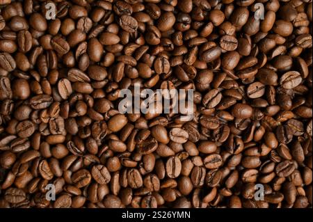 Großansicht geröstete Kaffeebohnen. Horizontaler Kopierbereich Hintergrund, Deckblatt, Hintergrund, Textur. Platz zum Hinzufügen von Text oder Design Stockfoto