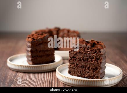 Dekadenter Schokoladenkuchen mit reichhaltigem und samtigem Schokoladenguss, perfekt für besondere Feiern und verwöhnende Desserterlebnisse für Cake Lo Stockfoto