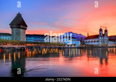 Herrlicher Sonnenuntergang über der Luzerner Kappelbrücke und Jesutenkirche mit Pilatus im Hintergrund im Abendblick, Schweiz Stockfoto