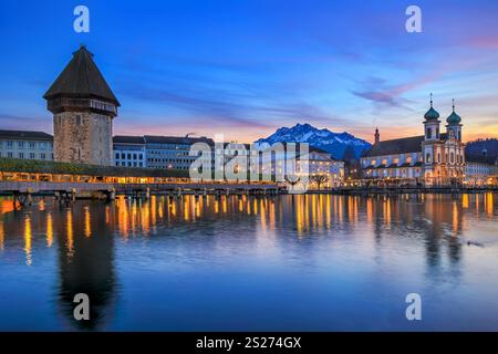 Luzerner Kappelbrücke und Jesutenkirche mit Pilatus im Hintergrund im Abendblick, Schweiz Stockfoto