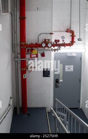 Die Sprinkleranlage der Feuerwehr befindet sich in einem New yorker Treppenhaus Stockfoto