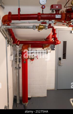 Die Sprinkleranlage der Feuerwehr befindet sich in einem New yorker Treppenhaus Stockfoto
