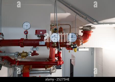 Die Sprinkleranlage der Feuerwehr befindet sich in einem New yorker Treppenhaus Stockfoto