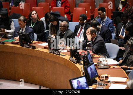 New York, New York, USA. Januar 2025. Der stellvertretende Ständige Botschafter des Vereinigten Königreichs bei den Vereinten Nationen, JAMES KARIUKI, hält während einer Sitzung des Sicherheitsrats zum Sudan den Kopf in der Hand. Dies wird die letzte Sitzung des US-Botschafters sein, zwei Wochen bevor der neu gewählte Präsident Donald Trump vereidigt wird. Quelle: ZUMA Press, Inc./Alamy Live News Stockfoto